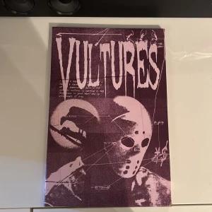 Vultures - En unik tavla med motivet 'Vultures Kanye West' i lite lila toner. Motivet har en skräckfilmskänsla med en maskerad figur och grafiska detaljer. Perfekt för dig som gillar alternativ konst och vill ha något annorlunda på väggen.