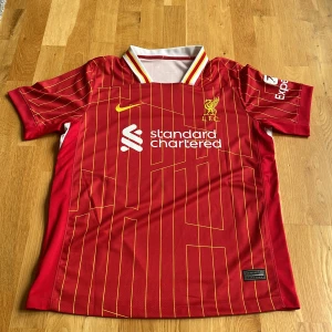 Liverpool 24/25 tröja med Van dijk tryck på ryggen - Röd Liverpool tröja med trycket Virgil och nummer 4 på ryggen. 