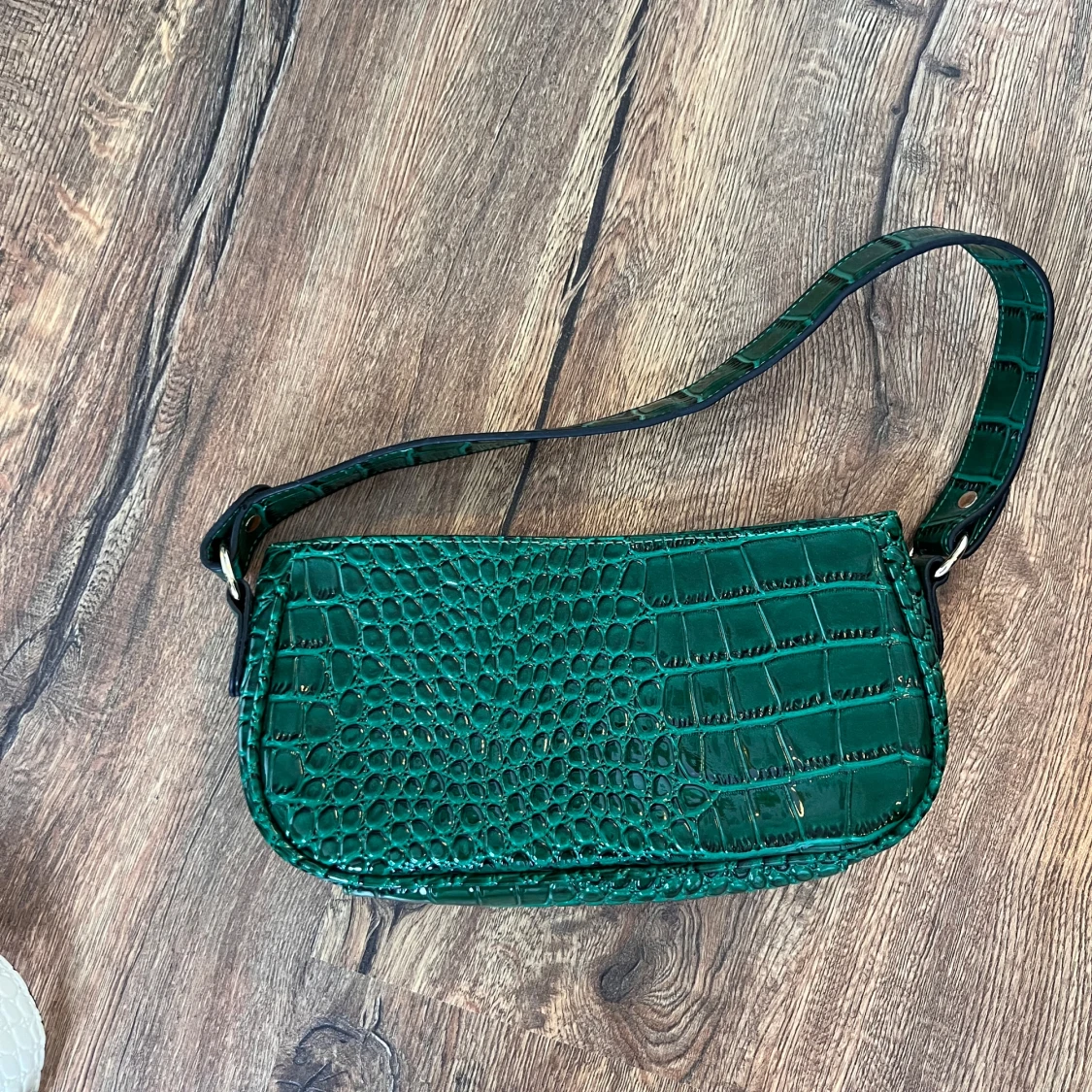 Grön axelväska i krokodilpräglat mönster