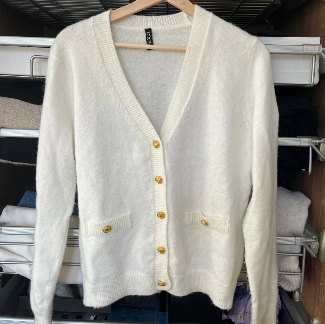Vit kofta med guldknappar från DIX ONZE TEN ELEVEN - 1