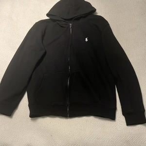 Polo Ralph lauren hoodie - Egentligen storlek M men passar S. Väldigt bra skick.  Använd lite grann men fortfarande väldigt bra skick. Kom med bud!