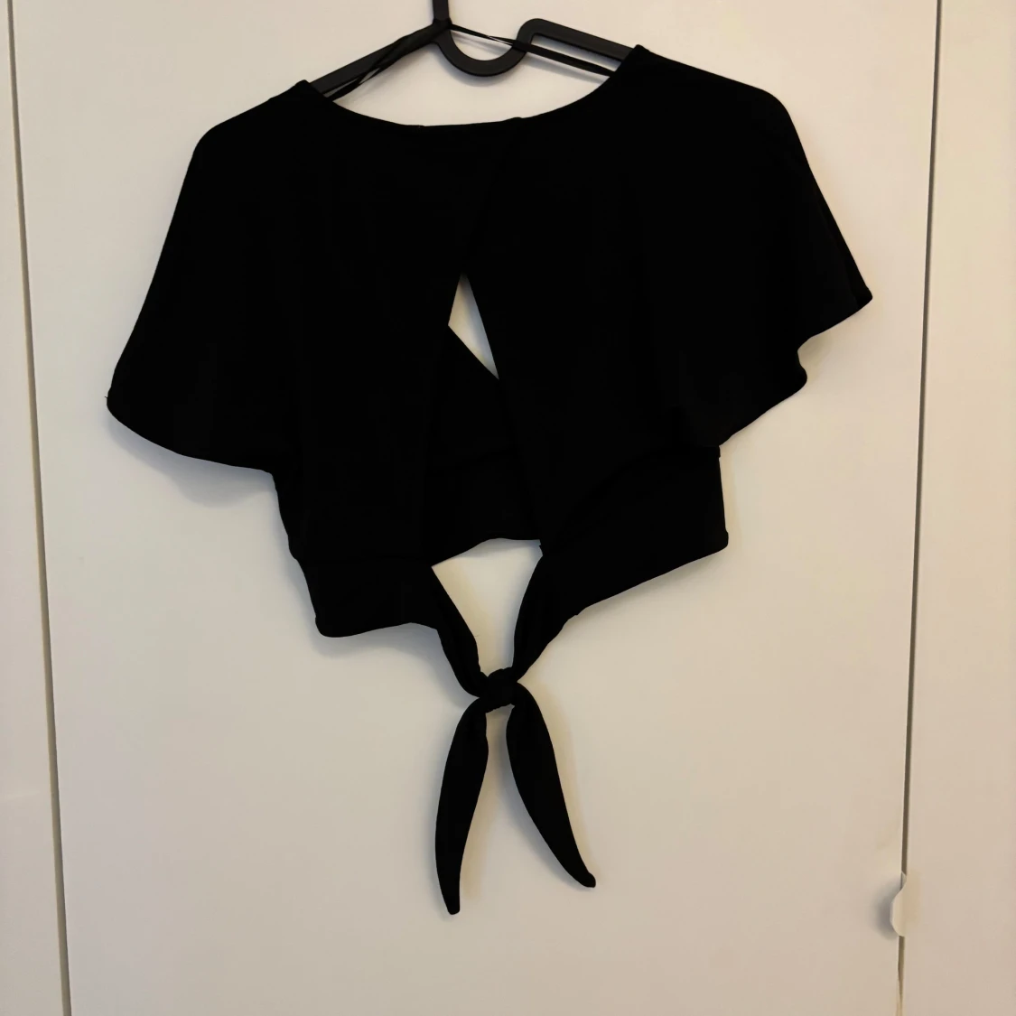 Svart croppad knytblus från H&M Divided - 1