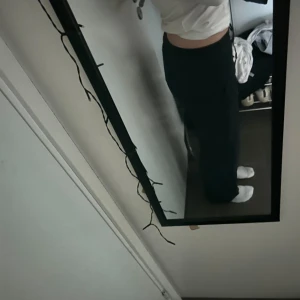 Svarta linnebyxor från Esprit - Svarta linnebyxor från Esprit med bred resår i midjan och knytband. Byxorna har raka, vida ben och två fickor framtill. På mig sitter dom lågmidjat!