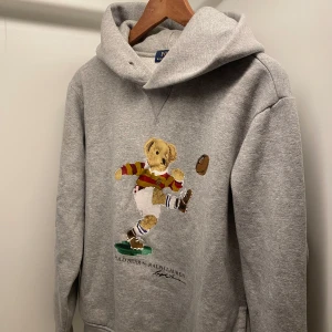 Polo the bear Hoodie Ralph lauren - Säljer denna riktigt snygga Ralph Lauren polo the bear Hoodien. Den är helt enkelt lite för lite för mig, men gillar denna lite extra pga att den sitter riktigt snyggt, och inte så himla oversize som många Hoodies kan vara. Den har en mer schysst tajt feel. 