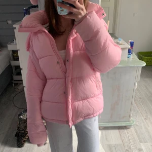 bik bok jacka - säljer denna jacka från bikbok som är helt slutsåld 🩷 den ända defekten som jackan har är att den är lite smutsig på vissa ställen (kom privat för fler bilder), men det borde gå att rengöra den så det försvinner. använd gärna köp nu 💓 