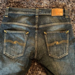 Nudie jeans - Ett par fräscha jeans från nudie storlek 31/32 modell thin/finn