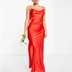 Röd balklänning - Säljer en röd balklänning från asos i glansigt satinmaterial. Klänningen är oanvänd då jag köpte flera klänningar och inte hann skicka tillbaka denna :)