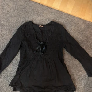 Mörkblå blus - Super söt mörkblå blus 🩷 använd fåtal gånger!