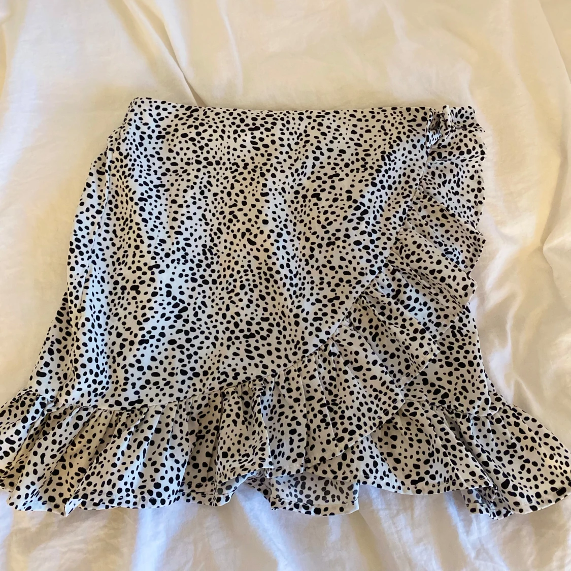 Vit omlottkjol med svarta prickar från SHEIN