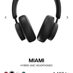 Svarta over-ear hörlurar Urbanista Miami - Säljer ett par svarta Urbanista Miami over-ear hörlurar med aktiv brusreducering (ANC). Hörlurarna har en stilren och modern design med mjuka öronkuddar och justerbart huvudband. Perfekta för musik, poddar eller resor. Några få repor på ena sidan men inget mer skadat. Har möjligtvis kvar fodralet men inte kabeln, en USBC.