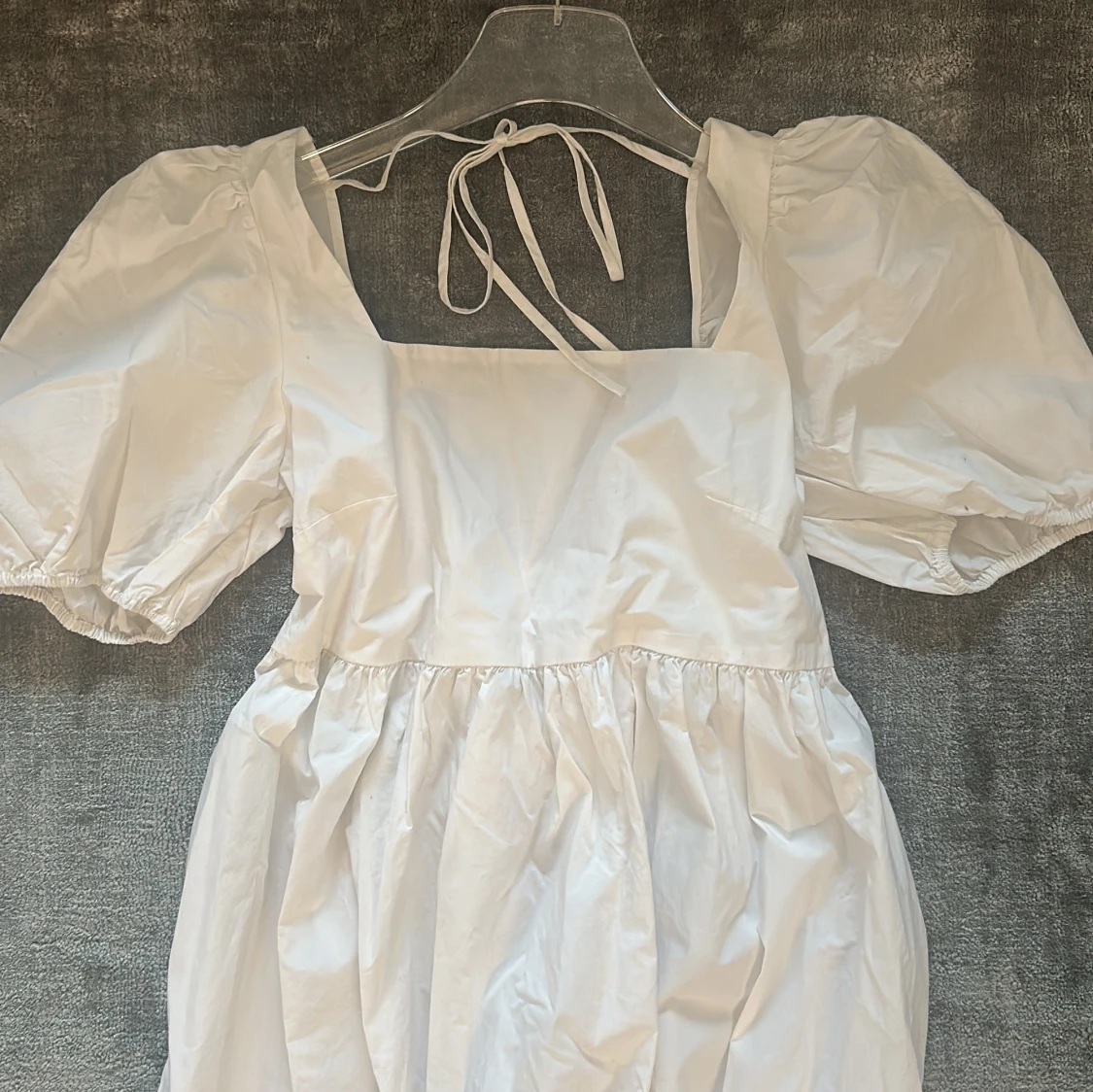 Vit långklänning med puffärmar och volang - 3