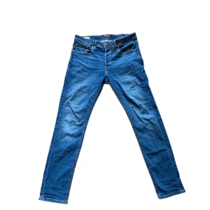 Blå Jack & Jones Jeans - Tja! Säljer dessa feta blå jeans från Jack & Jones med snygga urtvättningar. Mycket fint skick, i modellen Slim Glenn. Han på bilden ca 180 lång, ca 70kg, har vanligtvis W29/W30 och L34. Skriv vid minsta fundering, priset är självklart inte ristat i sten🤩🤩🤩