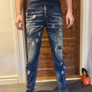 Dsquared2 jeans  - Säljer ett par blå jeans från Dsquared2 i mycket bra skick. Storlek 44 