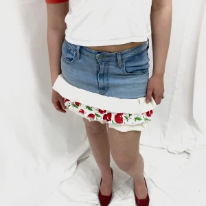 Mini cherry pop skirt  - Midjemått- 30/M Modellen är 170cm lång.