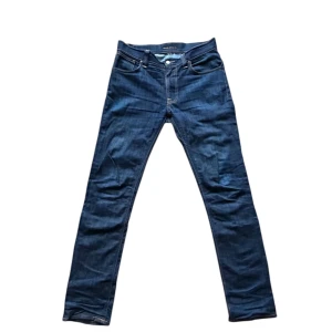 Marinblå Nudie Jeans - Tja! Säljer dessa feta marinblå jeans från Nudie jeans. Mycket fint skick, i modellen Thin Finn (Skinny/Slim). Han på bilden ca 180 lång, ca 70kg, har vanligtvis W29/W30 och L34. Skriv vid minsta fundering, priset är självklart inte ristat i sten🤩🤩🤩