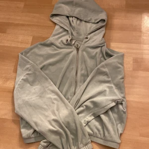 Len och mjuk zip hoodie! - En ljus/mint grön zip hoodie! Den är väldigt mjuk och len!