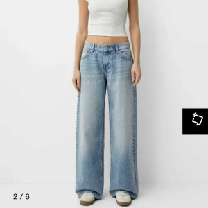 Ljusblå wide leg jeans - Säljer ett par helt oanvänd bershka boyfriends  jeans i ljusblå(prislapp kvar)! Byxorna är midwaist och raka/vida ben. skit snygga men för stora för mig :// originalpris 400 (pris kan diskuteras vid snabb affär)🫂🌟🌟