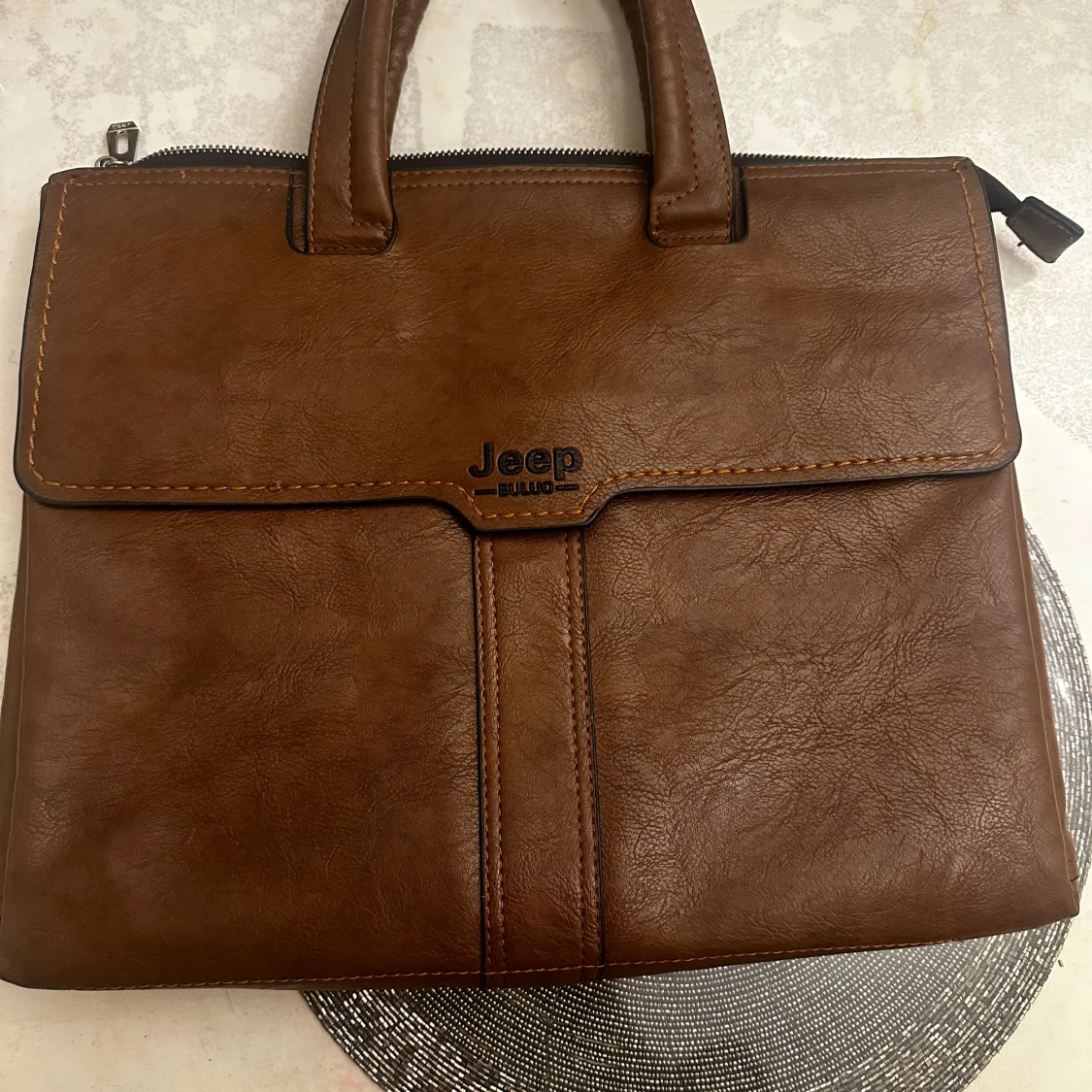Brun portfölj från Jeep