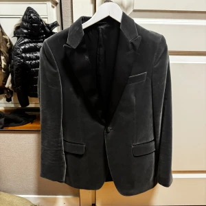 Kavaj - Kavaj från Oscar Jacobson knappt använd org pris 5 799kr i stl 48 alltså M i kavaj storlek