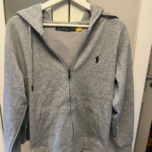 Polo Ralph Lauren hoodie - Säljer denna polo zip hoodien då den inte kommer till användning. Inga defekter. Pris kan diskuteras och fler bilder finns 