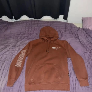 HoodRich Hoodie - Storlek XL , den har en zip ficka på insidan av vänstra ärmen / Armlängd : 66cm Längd : 70cm Axelbredd : 55cm  Mycket bra skick.  Pris: 350kr