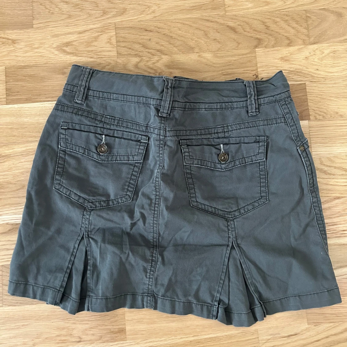 Mörkgrå jeans minikjol från Jones & Co - 1