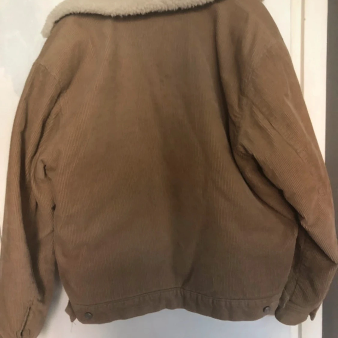 Beige manchesterjacka med teddyfoder från H&M - 2