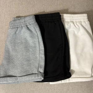 3-pack mjuka shorts från SHEIN - Tre par shorts från SHEIN i färgerna grå, svart och vit. De har elastisk midja och är tillverkade i mjuk bomullsmix, perfekta för avslappnade dagar eller träning.
