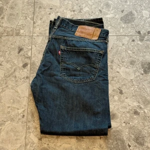 Levi's 501 jeans mörkblå - Klassiska Levi's 501 jeans i mörkblå denim med raka ben. Väldigt snygga jeans enligt mig och är i väldigt bra skick. Nypriset ligger på cirka 1400 så ett väldigt bra pris.
