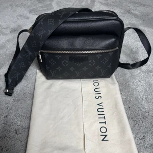 Lv Axelväska - Lv väska som endast är använd en sommar, säljer eftersom jag har köpt annan väska till denna sommar. Dustbagen på bilderna medföljer. För fler frågor hör av dig😁Pris går att diskutera vid snabb affär (1099)!