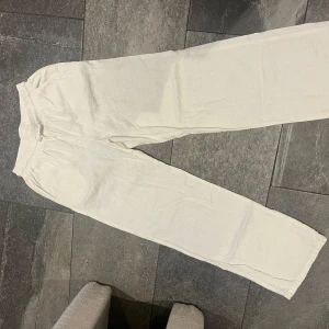 Vita linnebyxor  - Säljer ett par vita linnebyxor med rak passform och elastisk midja. Byxorna är lätta och luftiga, perfekta för varmare dagar. Enkla att matcha med olika toppar för en avslappnad stil. strl 164💞💞