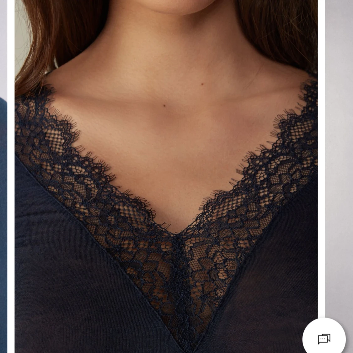 Marinblå långärmad topp med spetsdetaljer från intimissmi  - 1