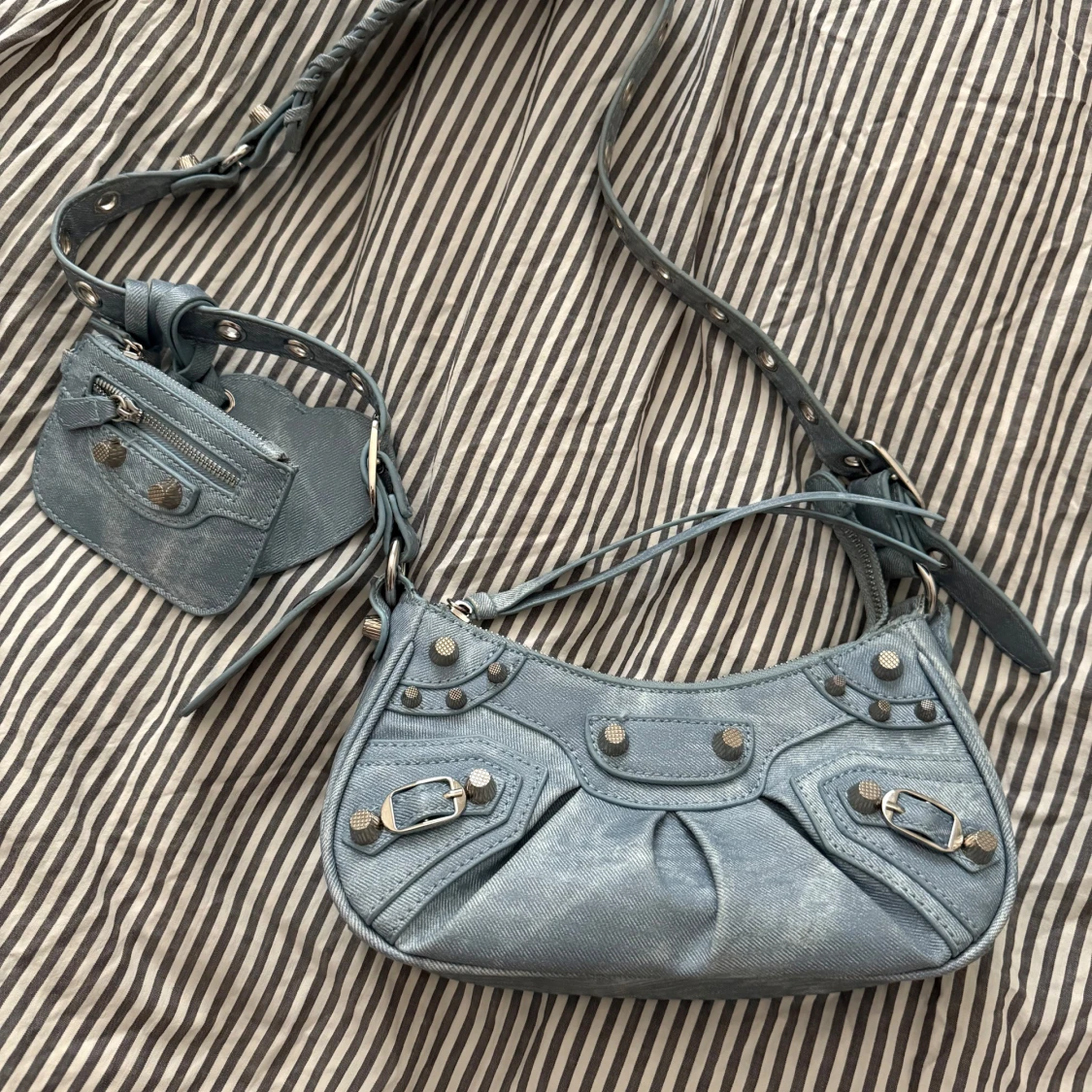 Ljusblå axelväska i jeans mönster