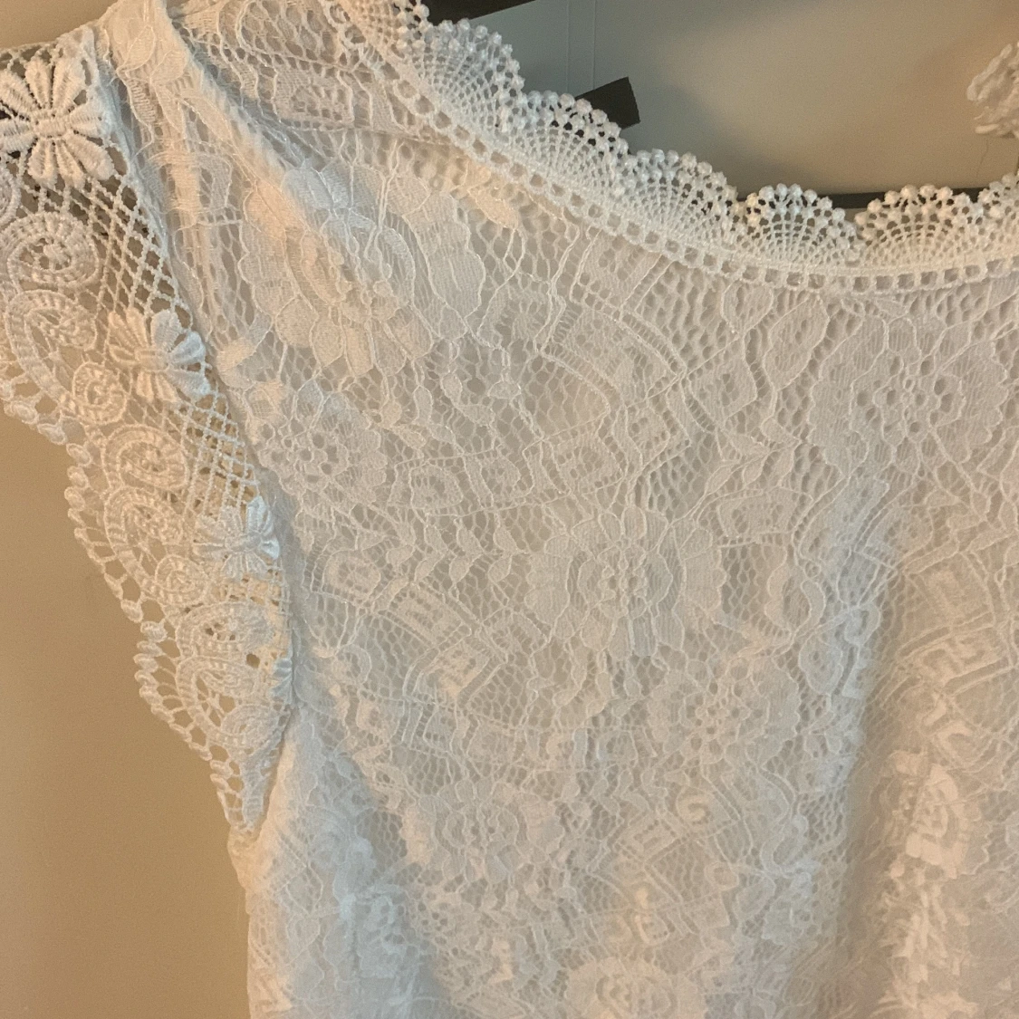 Vit spetsblus med volangärmar - 2