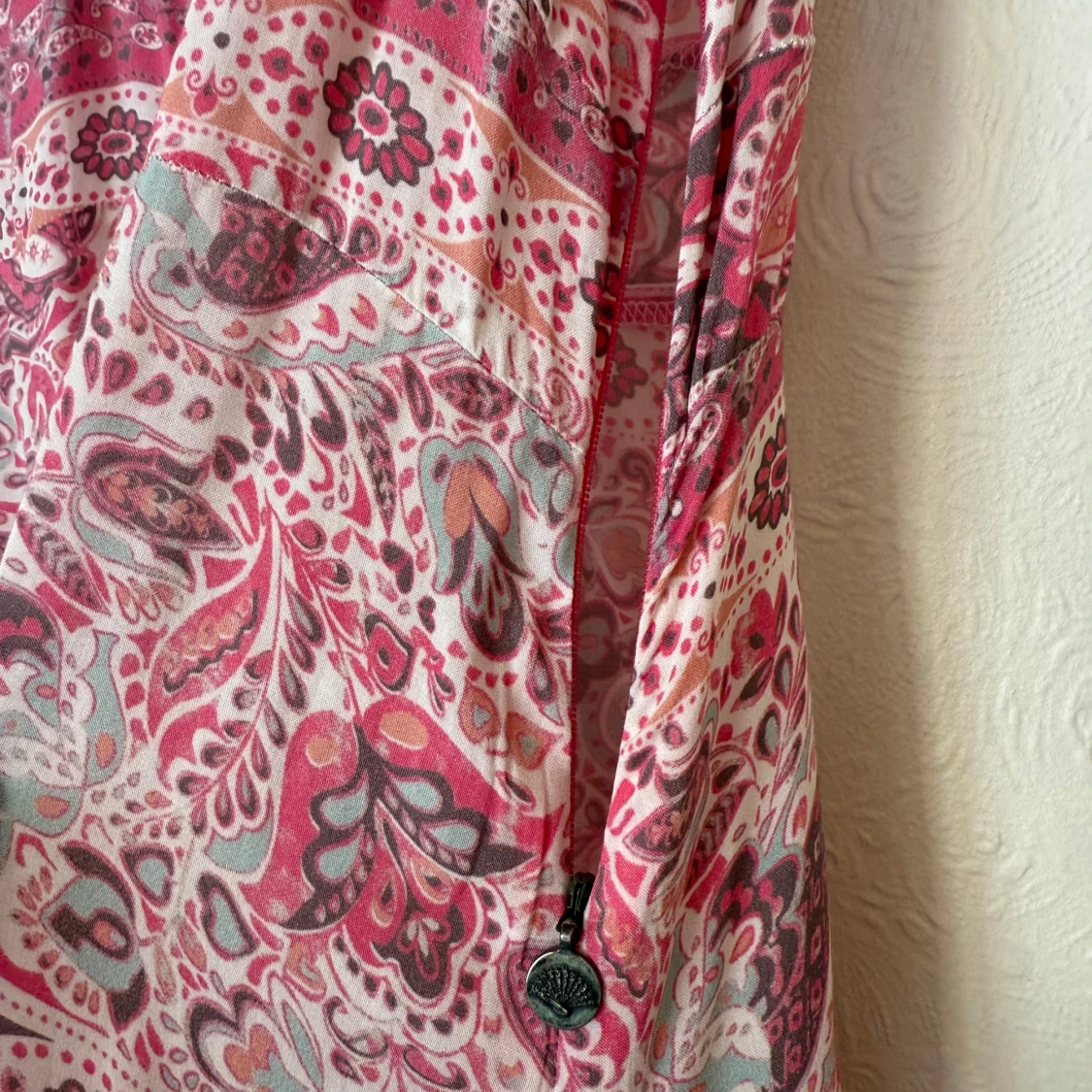 Mönstrad långklänning med spetsdetalj - 2