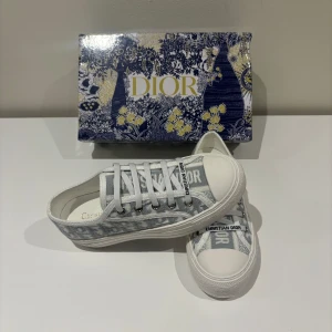 Dior skor - Tjena! Säljer ett par dior skor i st 37! Skick 10/10 aldrig använda. Vad som ingår: Skorna, Box, Dustbags. Väldigt snygga och populära skor som passar perfekt nu till våren/sommaren! Bara höra av dig vid frågor eller funderingar!