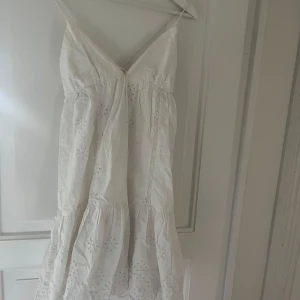 Vit sommarklänning från Zara - Såååå himla fin klänning från zara som är helt slutsåld. Så fin men är tyvärr för liten. Perfekt nu till sommaren💗💗💗