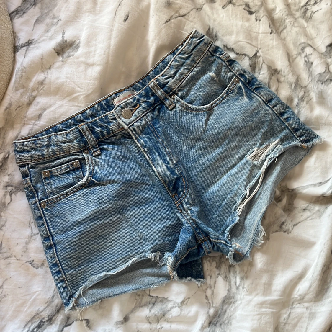 Blå jeansshorts från Gina Tricot