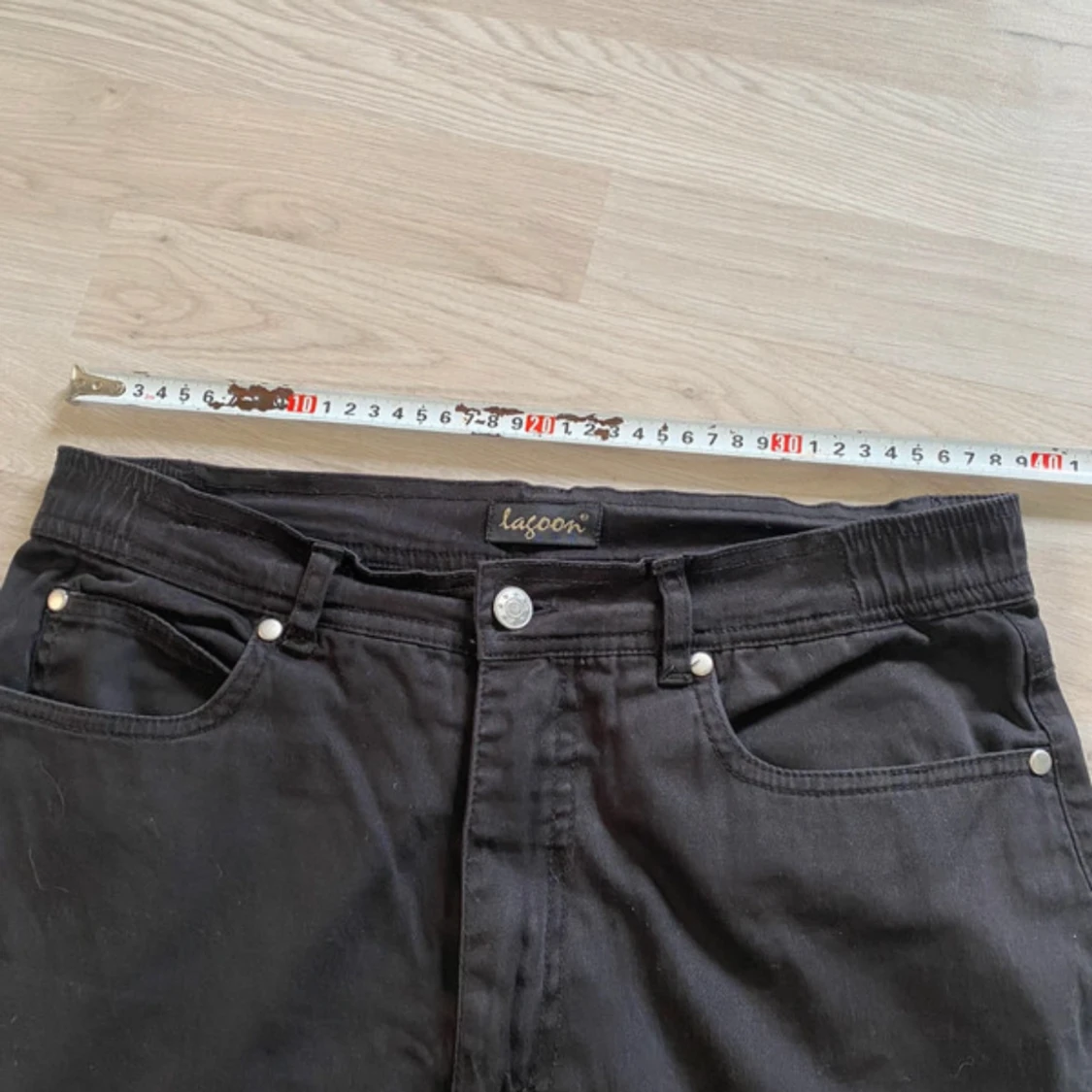 Svart volangkjol från Lagoon - 2