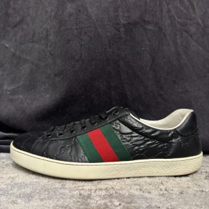 Gucci ace skor - Size: US 9 / EU 43 Insole measurement: 28,8cm Very good Condition! Color: Black Comes with: Nothing
