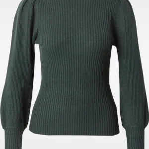 Mörkgrön ribbad stickad tröja - Snygg mörkgrön stickad tröja med ribbad struktur och långa ärmar. Tröjan har en figurnära passform och hög hals, perfekt för kyligare dagar.