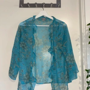 Blå blommig kimono  - Aldrig använd finns inga anmärkningar! Den är lite mer turkos irl än på bild men är så fin färg nu inför sommaren! 