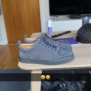 Gråa lobs med nitar - Säljer ett par gråa lobs med coola nitar framtill. Skorna har snörning och är gjorda i mocka med en platt sula. Perfekta för dig som vill sticka ut lite extra med din stil och box kvitto dustbag extra nitar finns så de ba höra av dig och kan gärna byta mot grön moncler cardigan eller andra snygga skor 