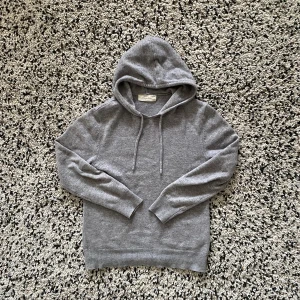 Kashmire hoodie - Tja säljer en riktigt fet Kashmire hoodie från sayless i storleken xxs men passar även xs. ny pris runt 900 mitt pris 599 men priset går att diskuteras kan gå ner i pris vid snabb affär .Hoodien är knappast använd och inga täcken på användning. Skick 10/10. Hör av dig vid minsta fundering 
