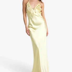 Satin klänning - Superfin satin klänning i en gul färg. Den är i storlek 10 vilket motsvarar stl M, den är även i en tall modell. Jag är runt 175 och den går ända ner till fötterna på mig. Använt den en gång bara så den är i nyskick💛 perfekt klänning nu till sommaren🌼