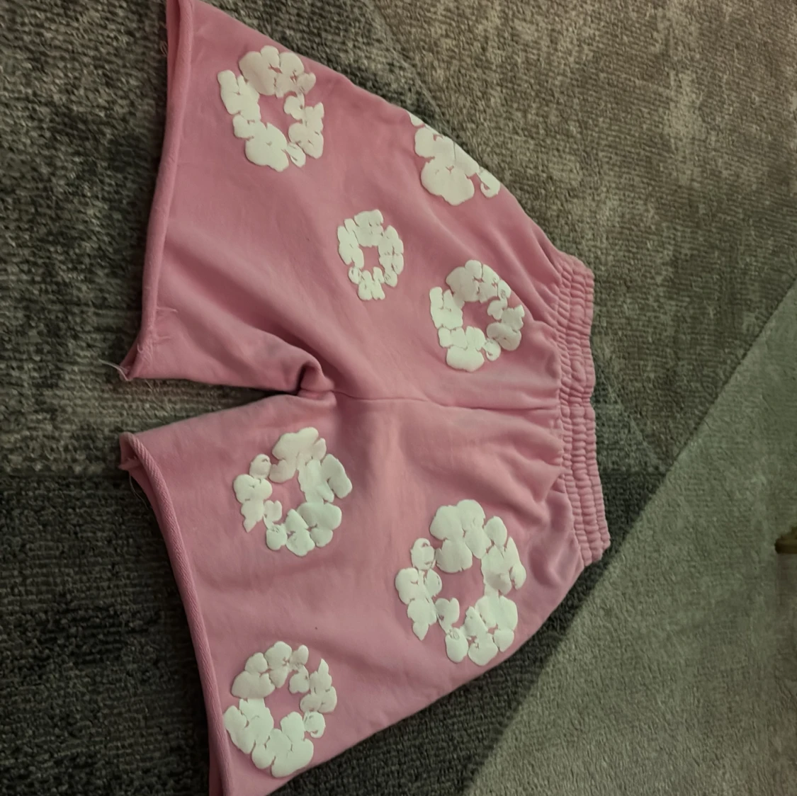 Rosa shorts med vita blommor från denim tears - 1