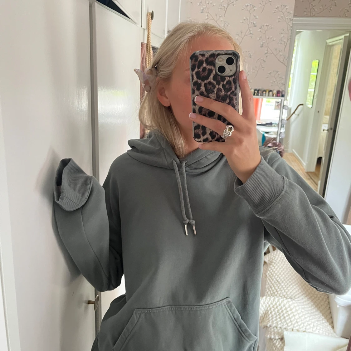 Grön hoodie med ficka framtill - 1