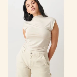 Beige polotopp - Säljer denna fina topp från Gina tricot. 