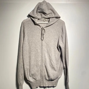 Soft Goat Kashmir Zip Hoodie  - Soft Goat Kashmir zip hoodie i grå färg. Mjuk och stilren med dragkedja framtill och justerbar huva. Välanvänd med en lagning på ärmen. Neutral färg och passar till det mesta. Storlek M och true to size. Nypris 3000kr. Pris kan diskuteras. Fler bilder i DM! 
