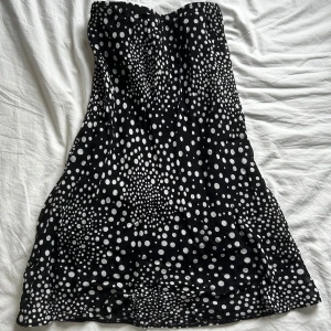 Lågmidjad vintage prickig  kjol  - Som ny 